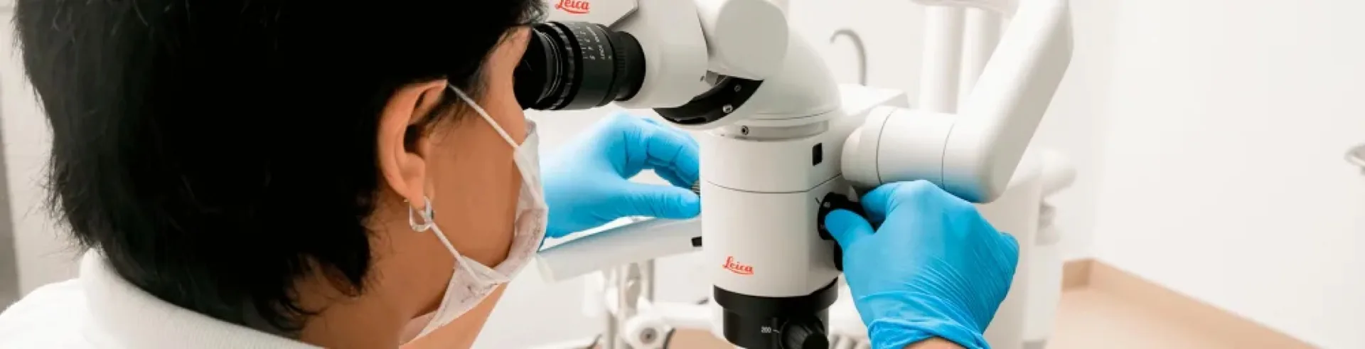 Врач клиники ПРАКТИК работает с операционным микроскопом Leica